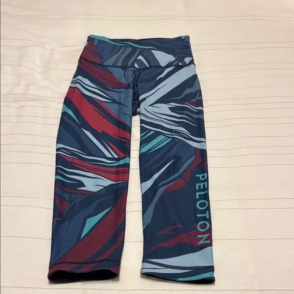 Peloton Women WITH Expedition High Waist Revesible Capri Legging Size X-Small - Picture 3 of 9